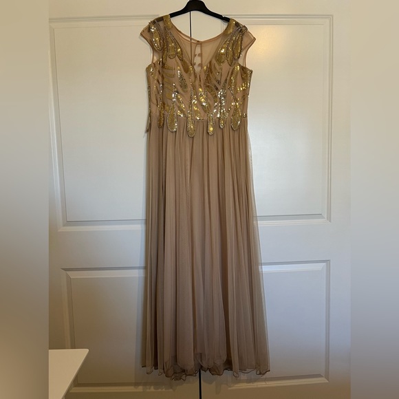 GOLD EVENING GOWN - Picture 1 of 4